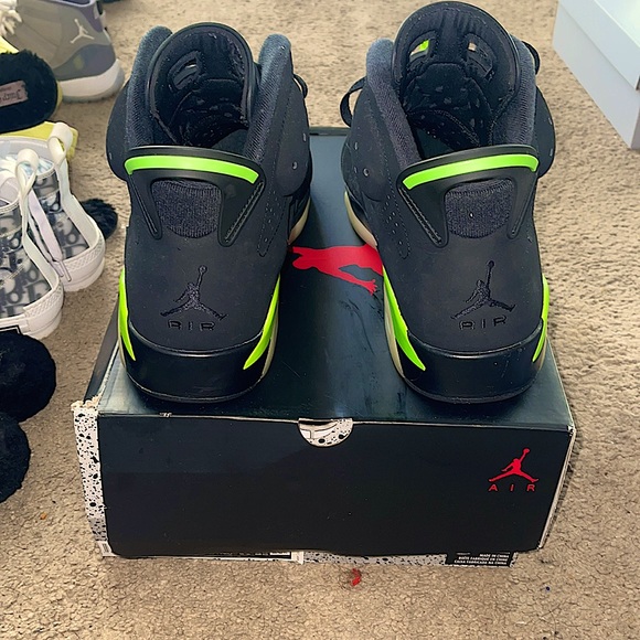 Selling Jordans 6 retro,color black/electronic green,size 13 - Picture 2 of 4